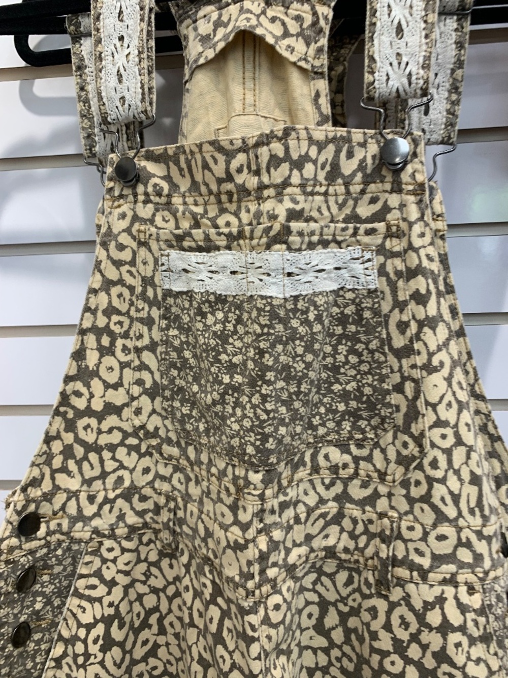 Easel animal print crop overalls with lace detail - Picture 3 of 3